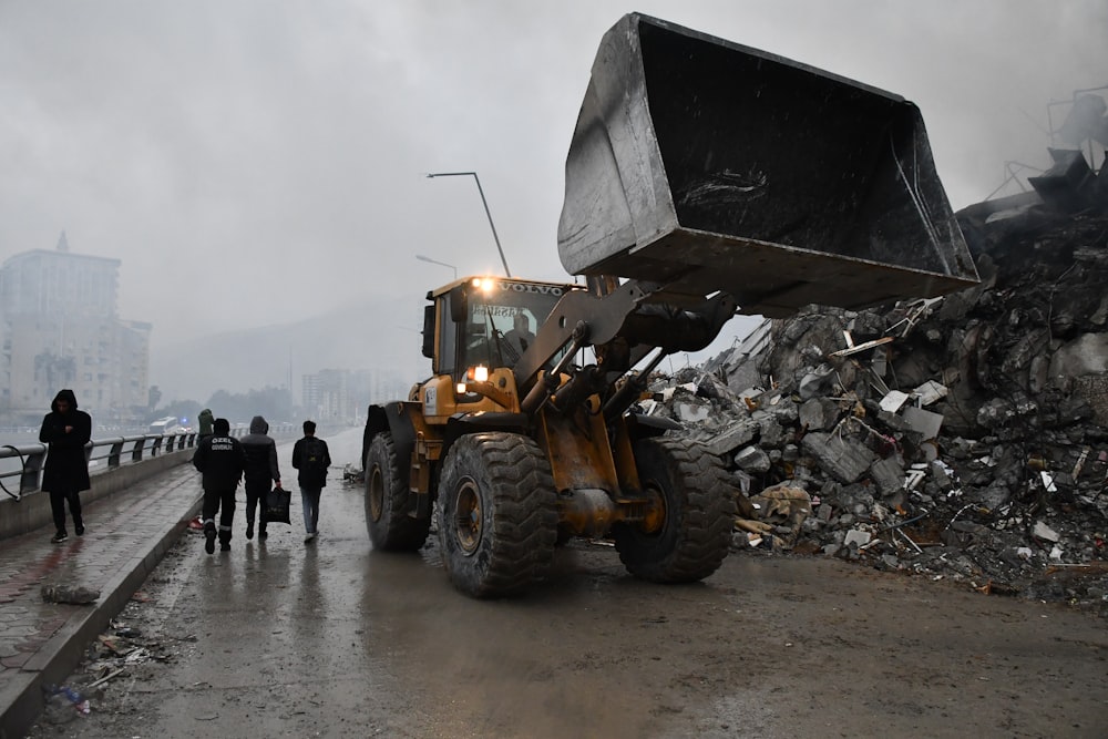 Ein Bulldozer parkt vor einem Trümmerhaufen