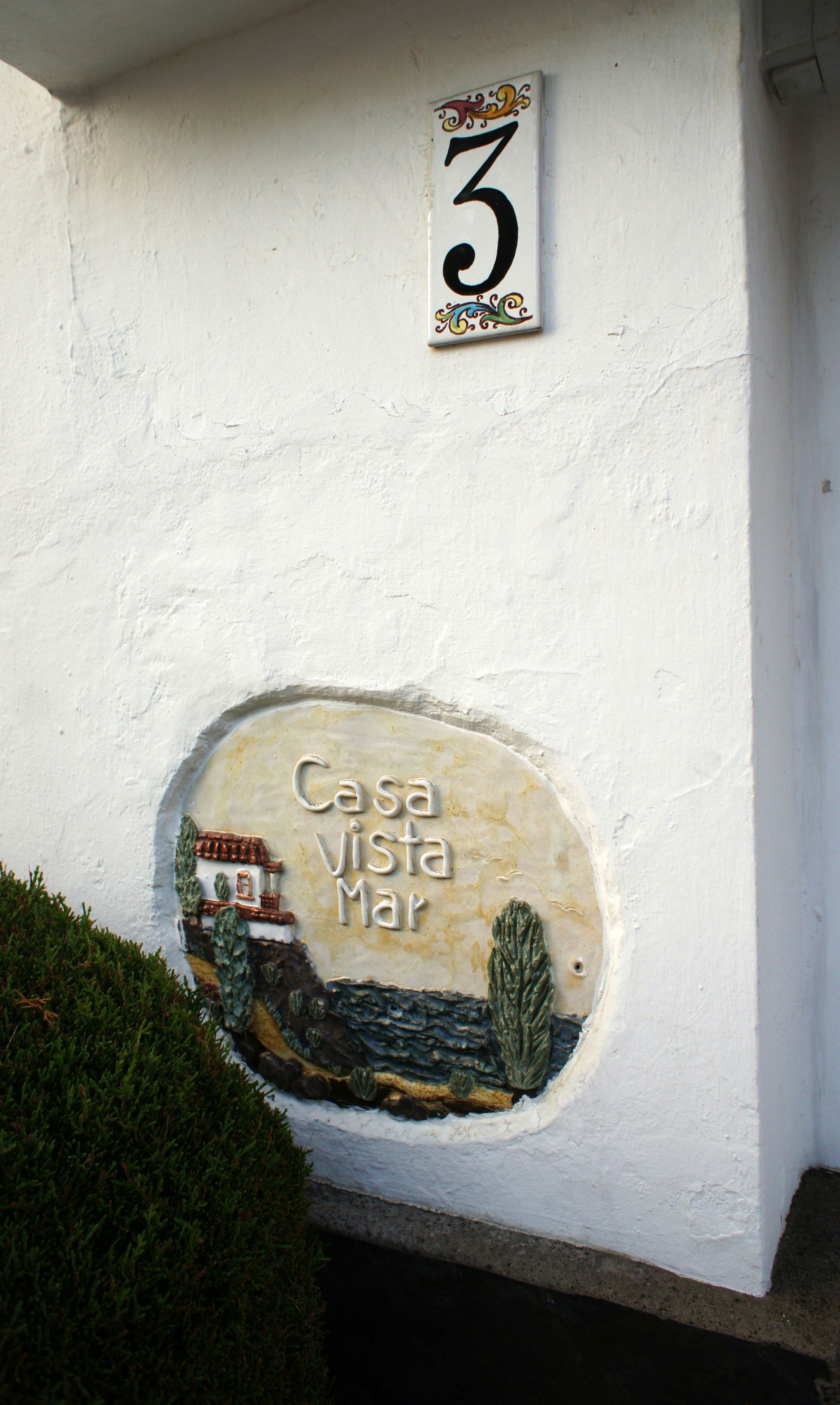 a sign on the side of a building that says costa vista mar