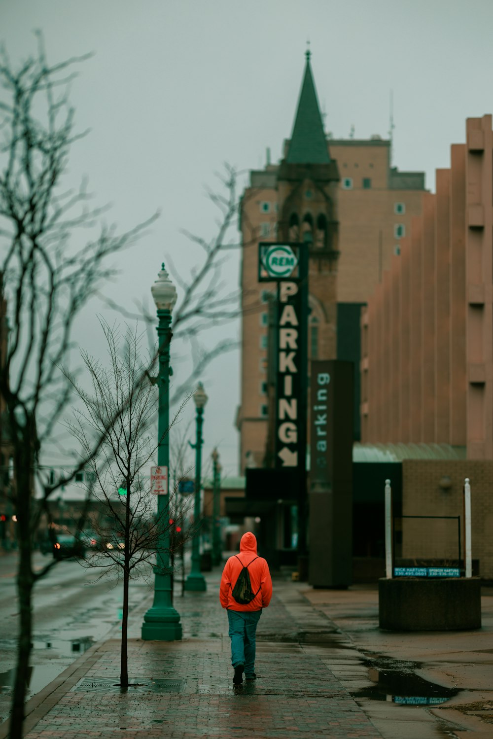 Eine Person in einer roten Jacke geht die Straße entlang