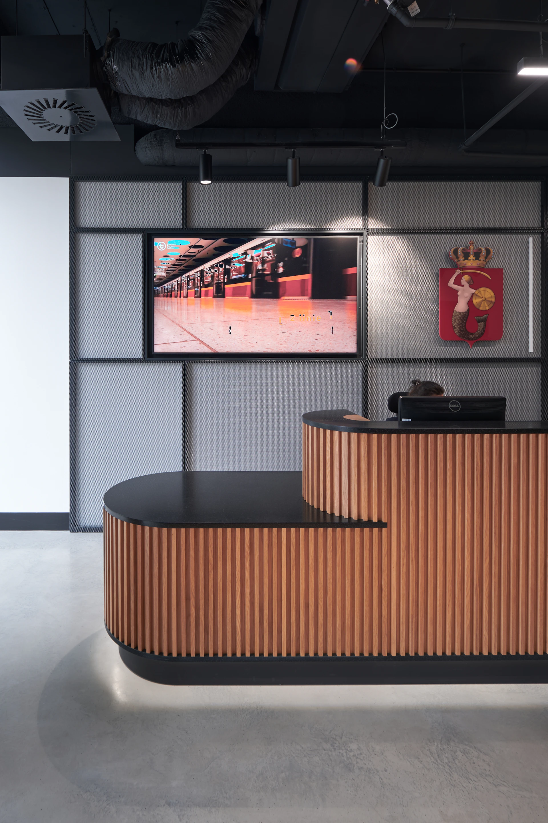 Sala de atendimento moderna com ripado de madeira no showroom Isotelhas Tapajós