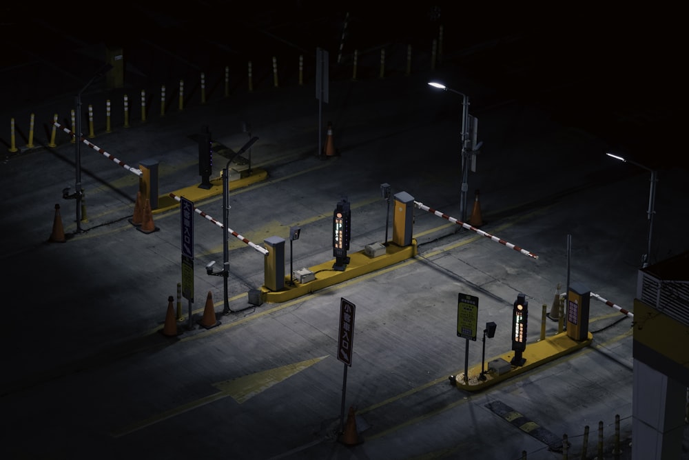 um parque de estacionamento à noite com um monte de parquímetros