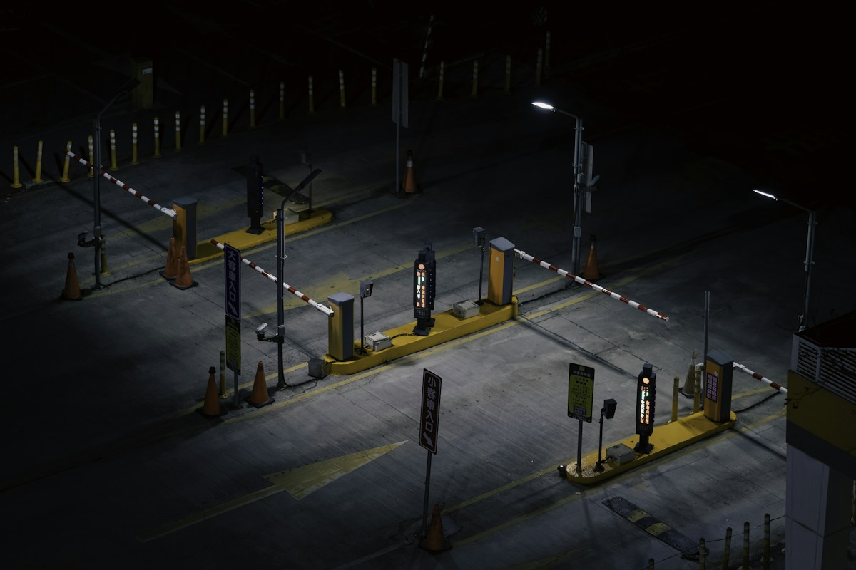 夜間的停車場入口，柵欄機與燈號亮著（攝於台灣）