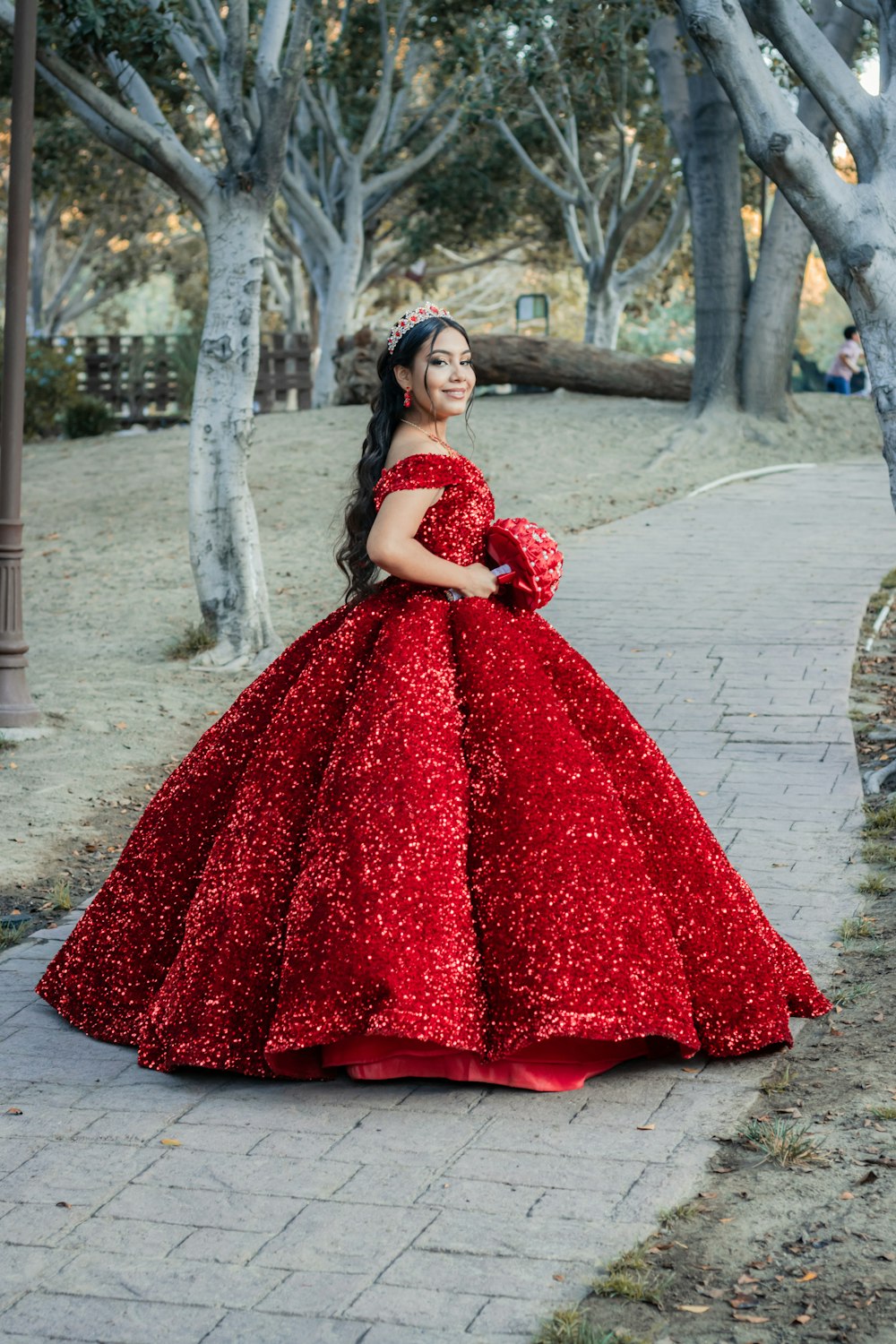 Foto Una mujer con un vestido rojo parada en una acera – Imagen Moda gratis  en Unsplash