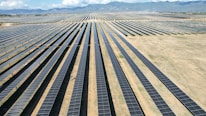 a large field of solar panels in the desert