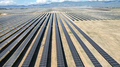 a large field of solar panels in the desert