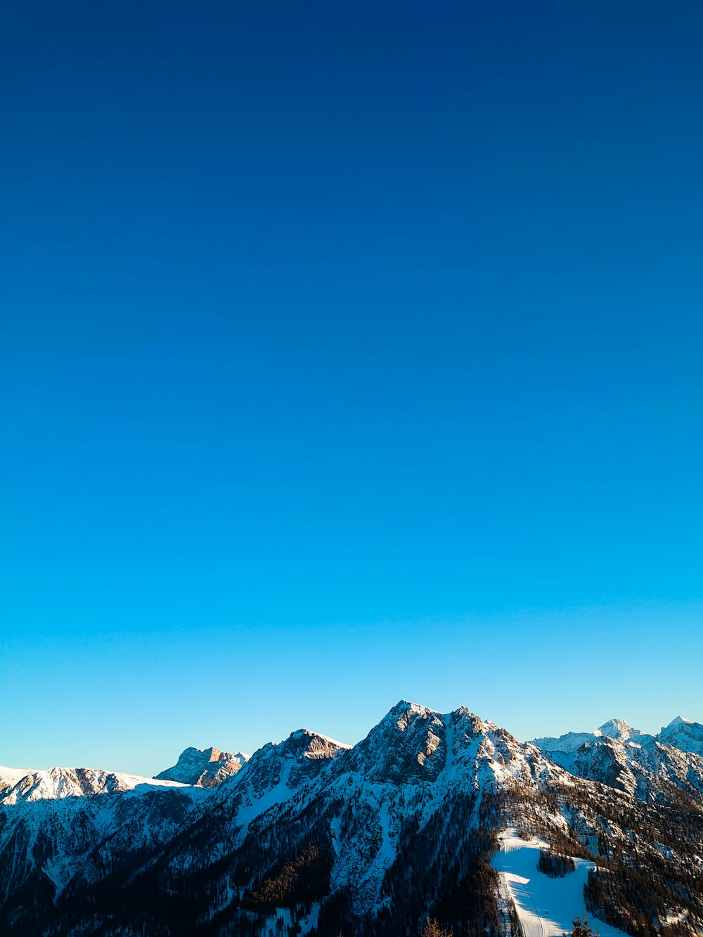 une personne sur une planche à neige au sommet d’une montagne