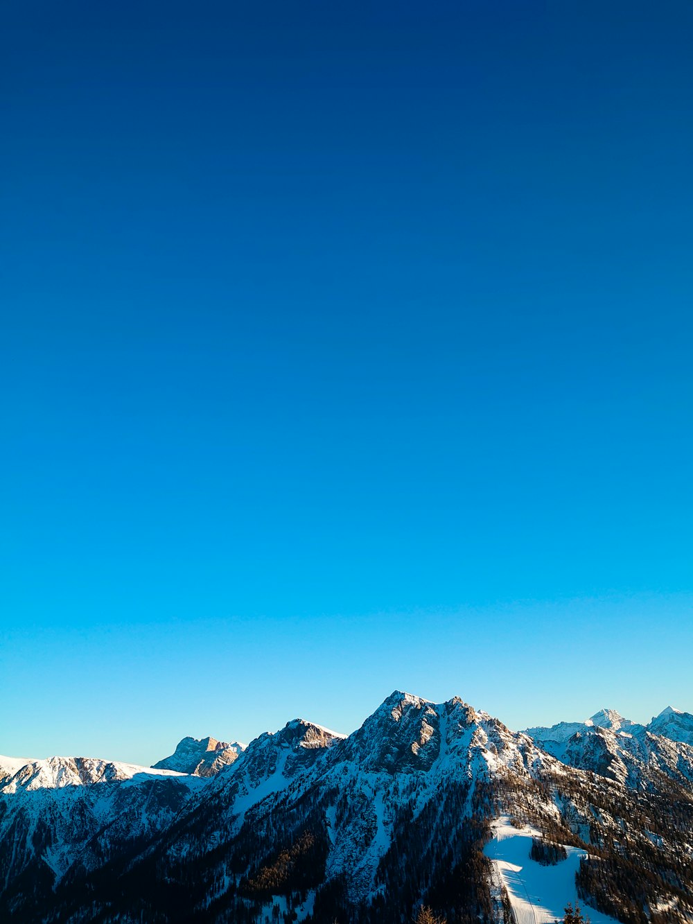 Una persona su uno snowboard in cima a una montagna