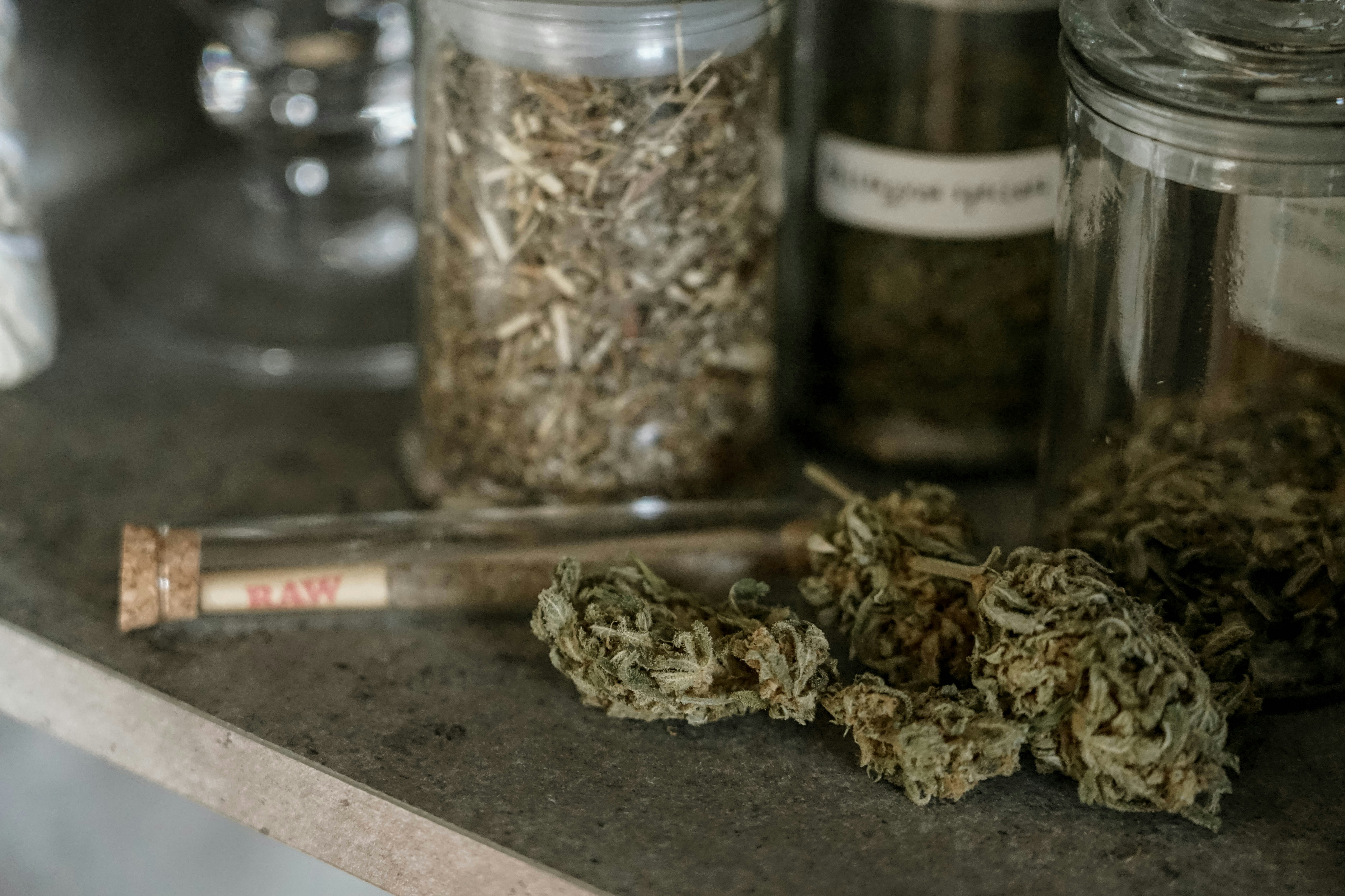 Um close up de um monte de maconha em um balcão foto – Imagem grátis sobre  Maconha na Unsplash, image size:3000x2000