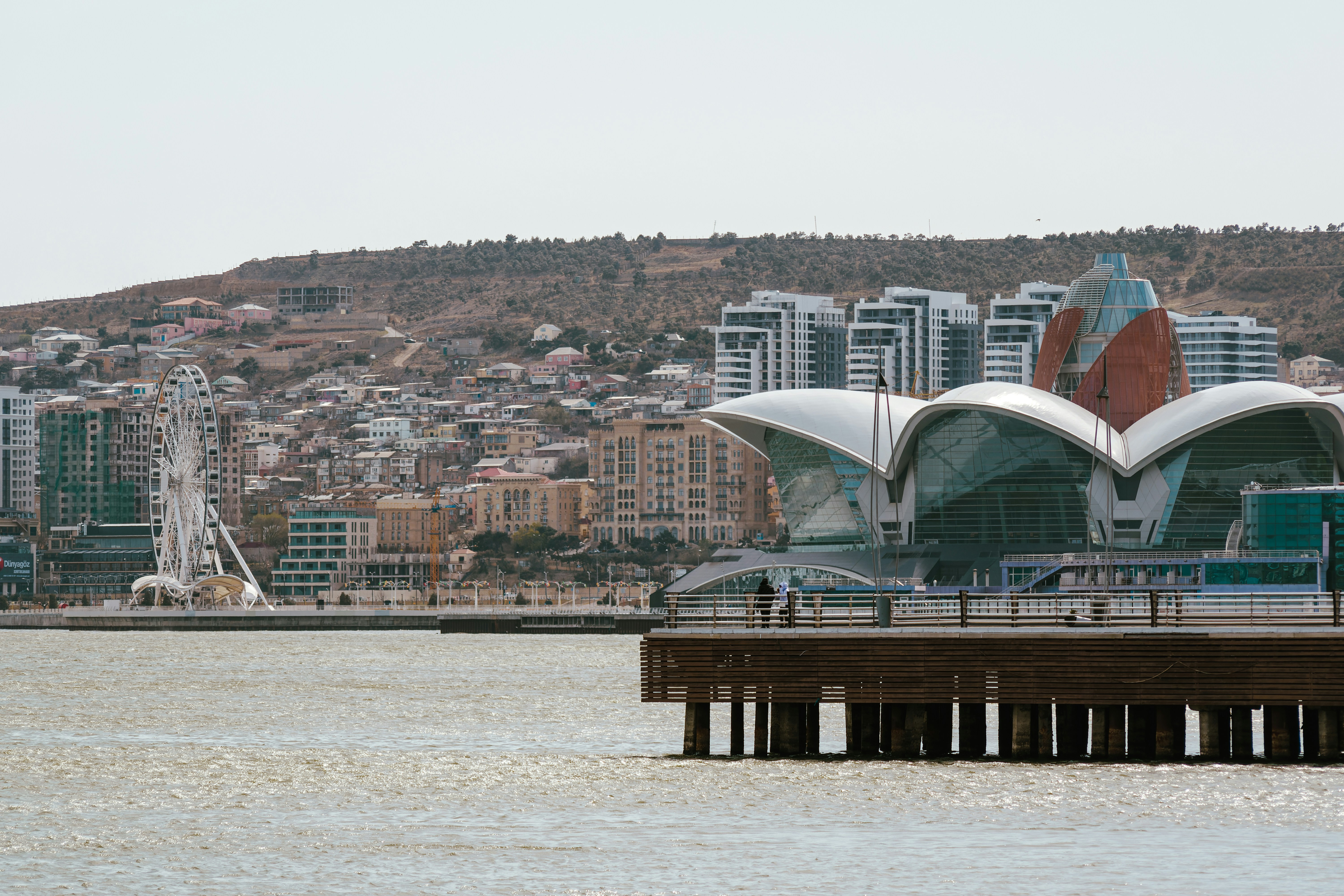 Un grande specchio d'acqua con una città sullo sfondo