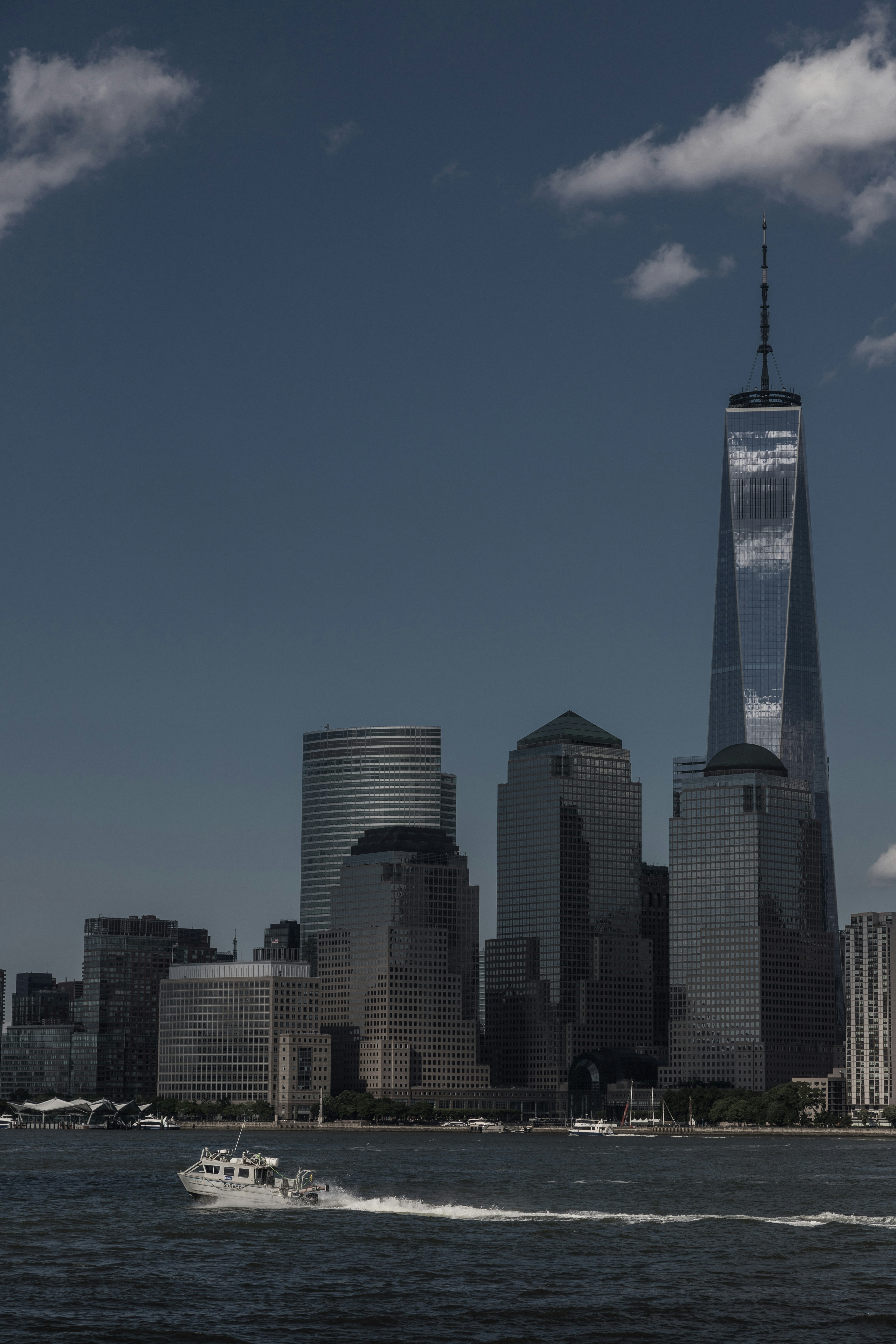 大都市の前の水中のボート