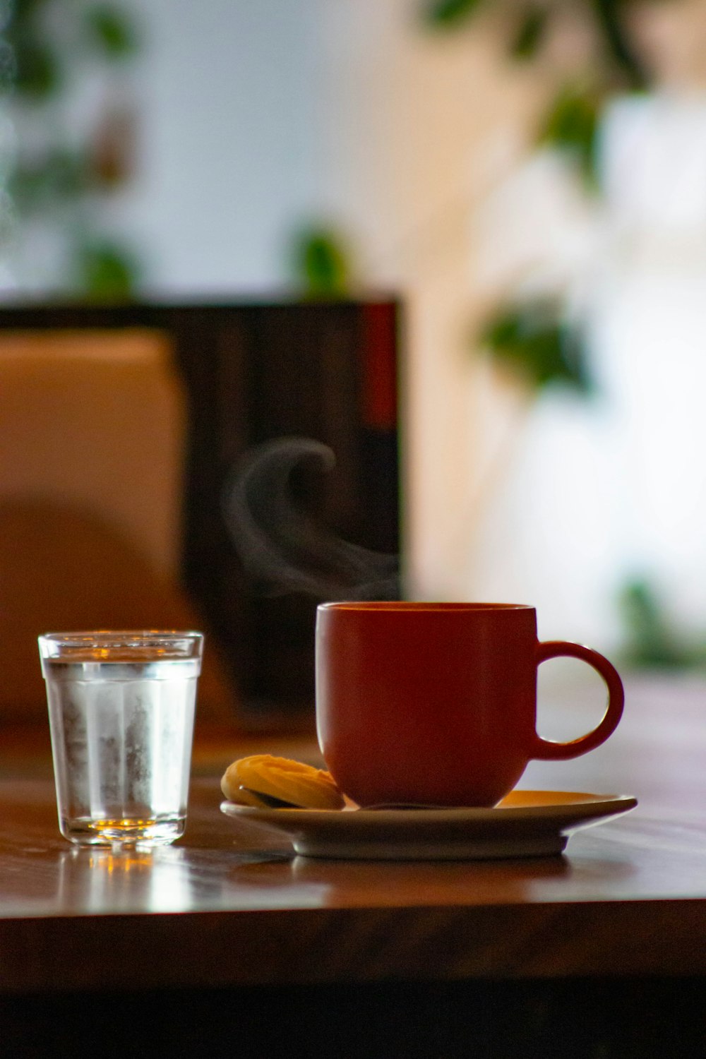 Une tasse de café et un verre d'eau sur une table photo – Photo Coupe  Gratuite sur Unsplash