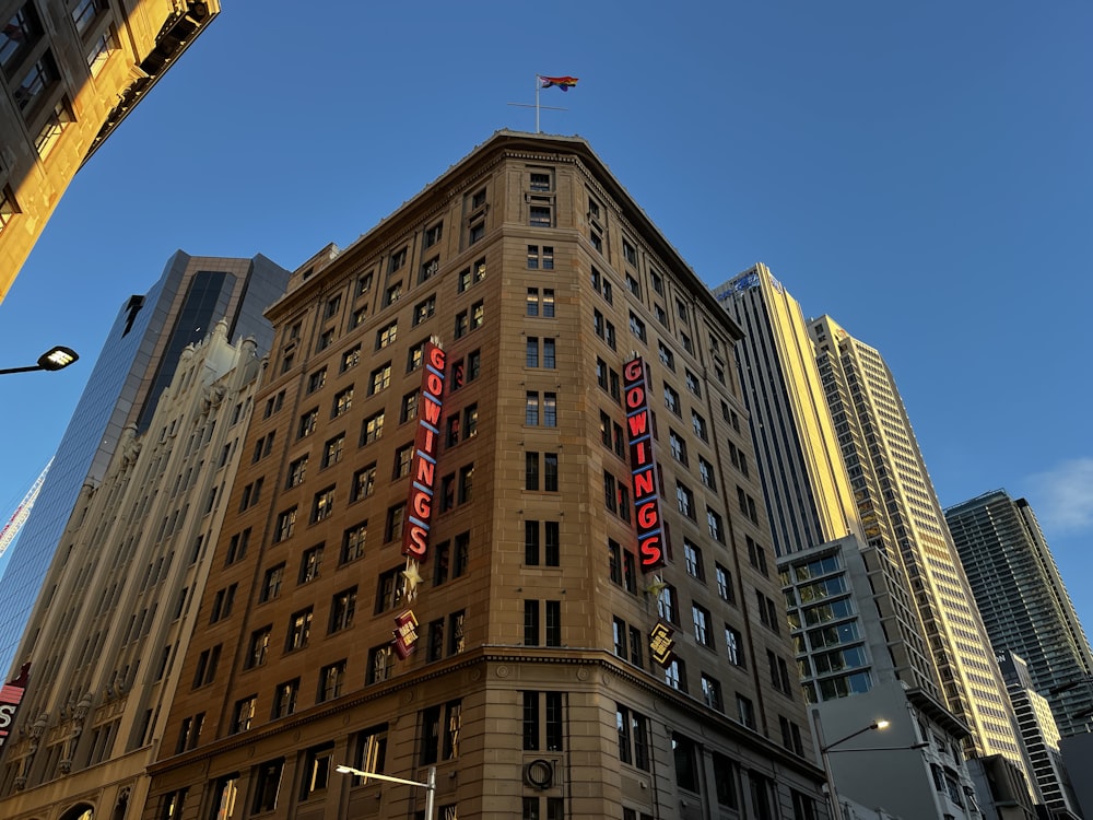 um edifício alto com um sinal vermelho ao lado