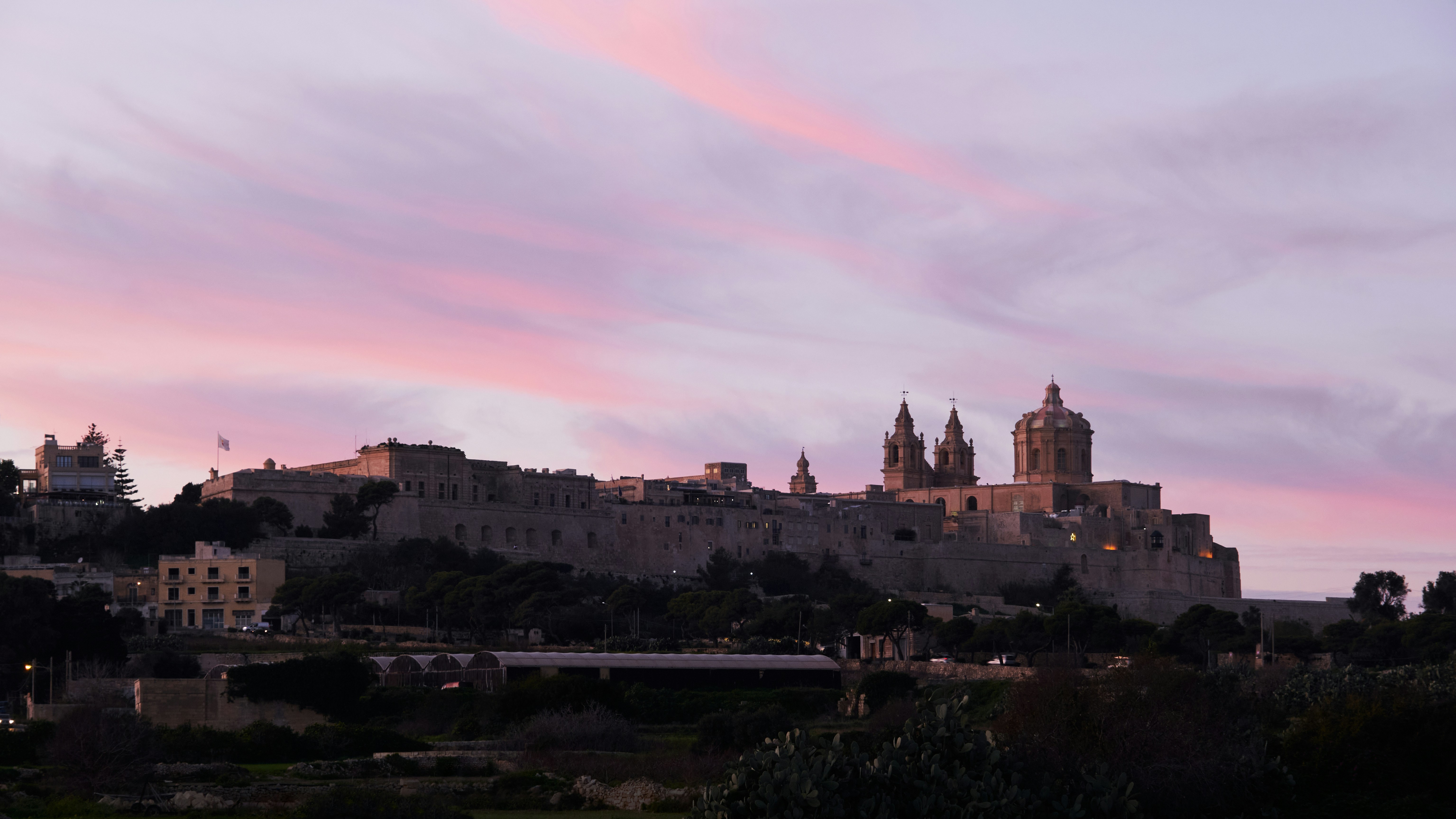 a city with a castle on top of a hill, the mediaval city of Mdina