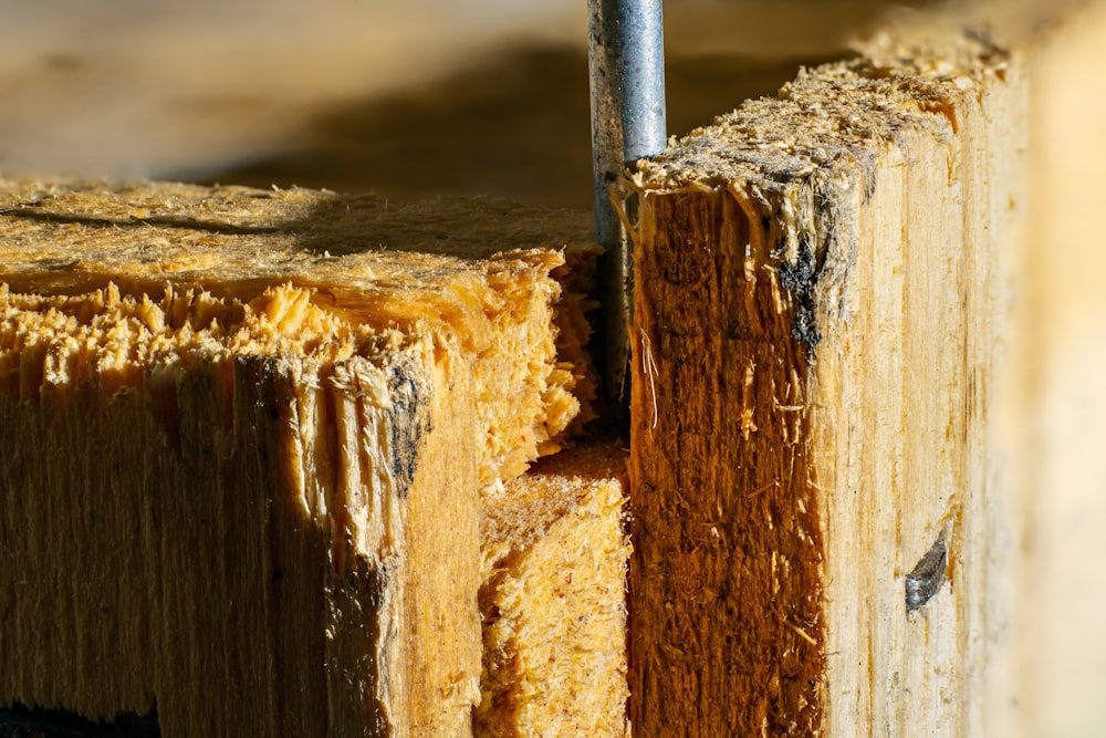 ein Stück Holz, das halbiert wurde