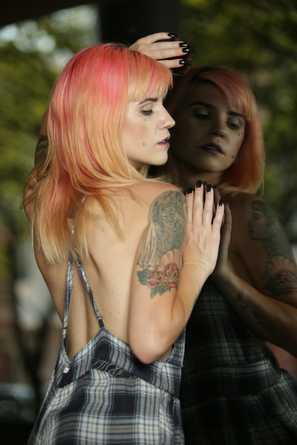une femme aux cheveux roses debout à côté d’une autre femme