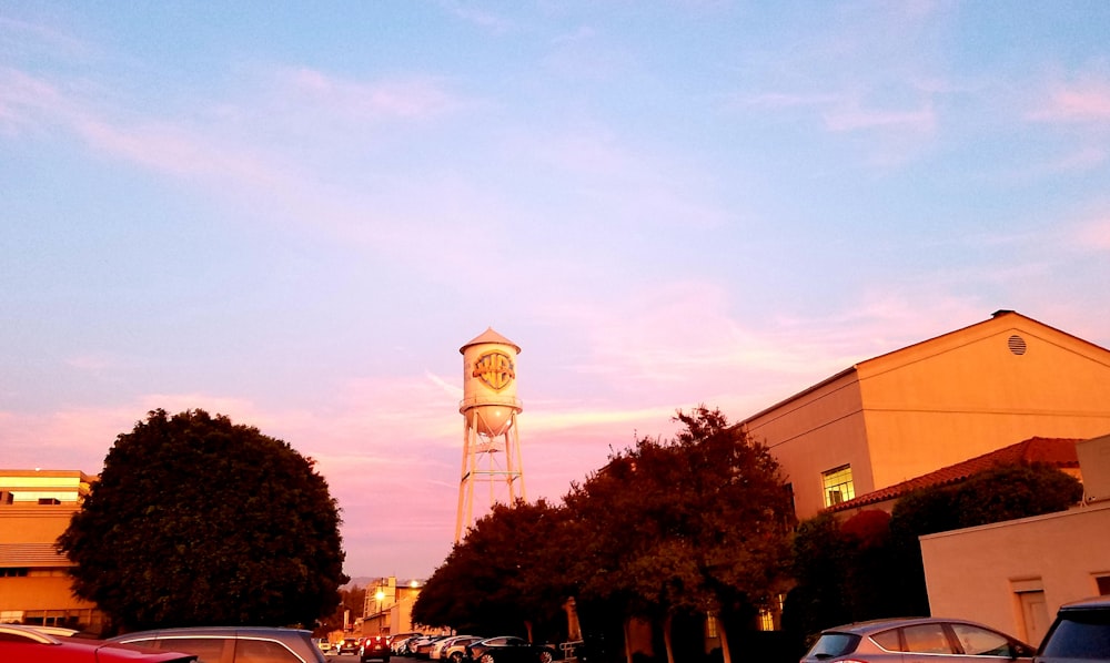 uma torre de água no meio de um estacionamento