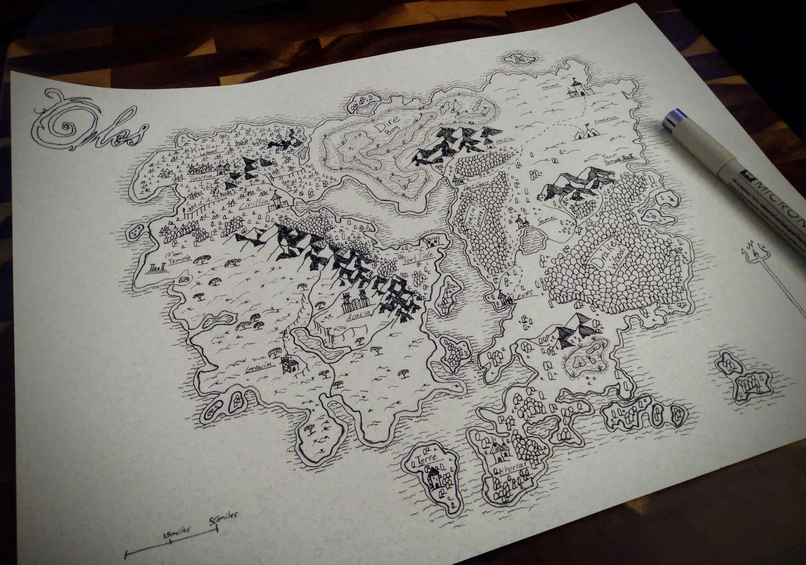 Mapa de fantasía dibujado a mano sobre papel