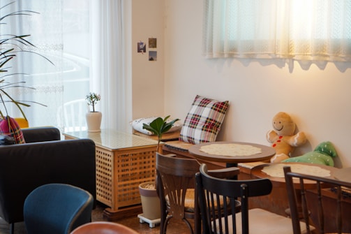 A cozy corner with rounded furniture and plush toys designed for speech therapy sessions.