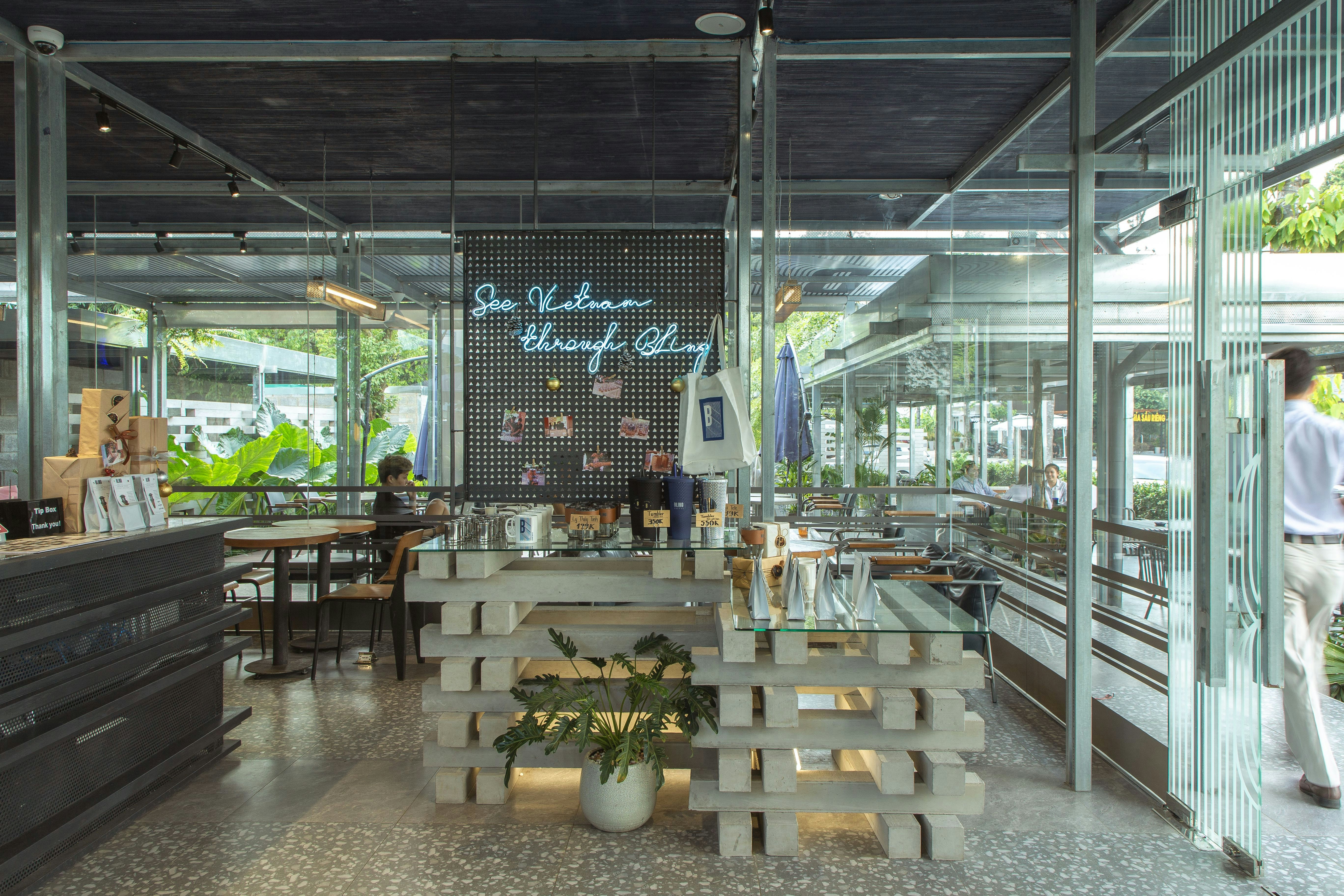 the inside of a restaurant with tables and chairs