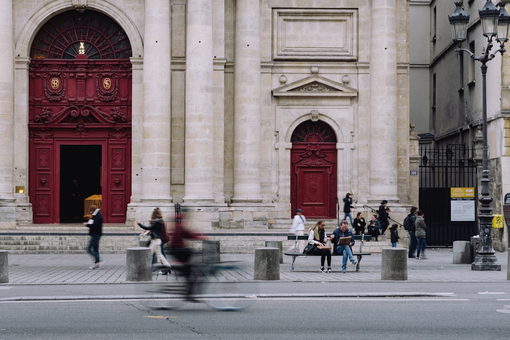 uma foto borrada de pessoas andando em uma rua