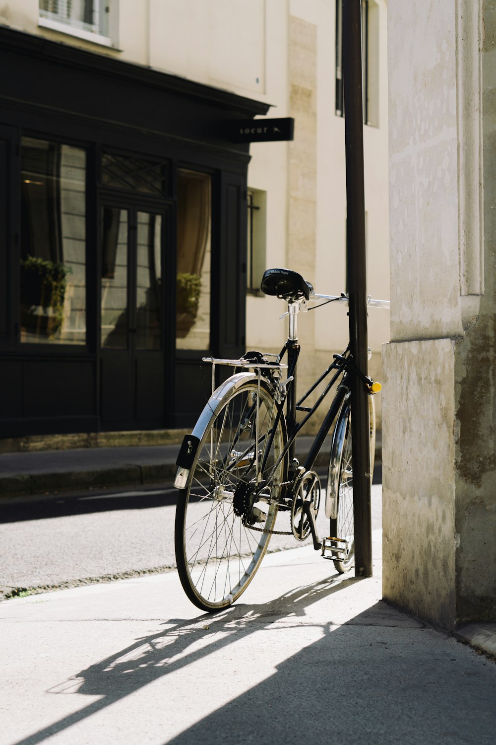 una bicicleta estacionada en el costado de un edificio