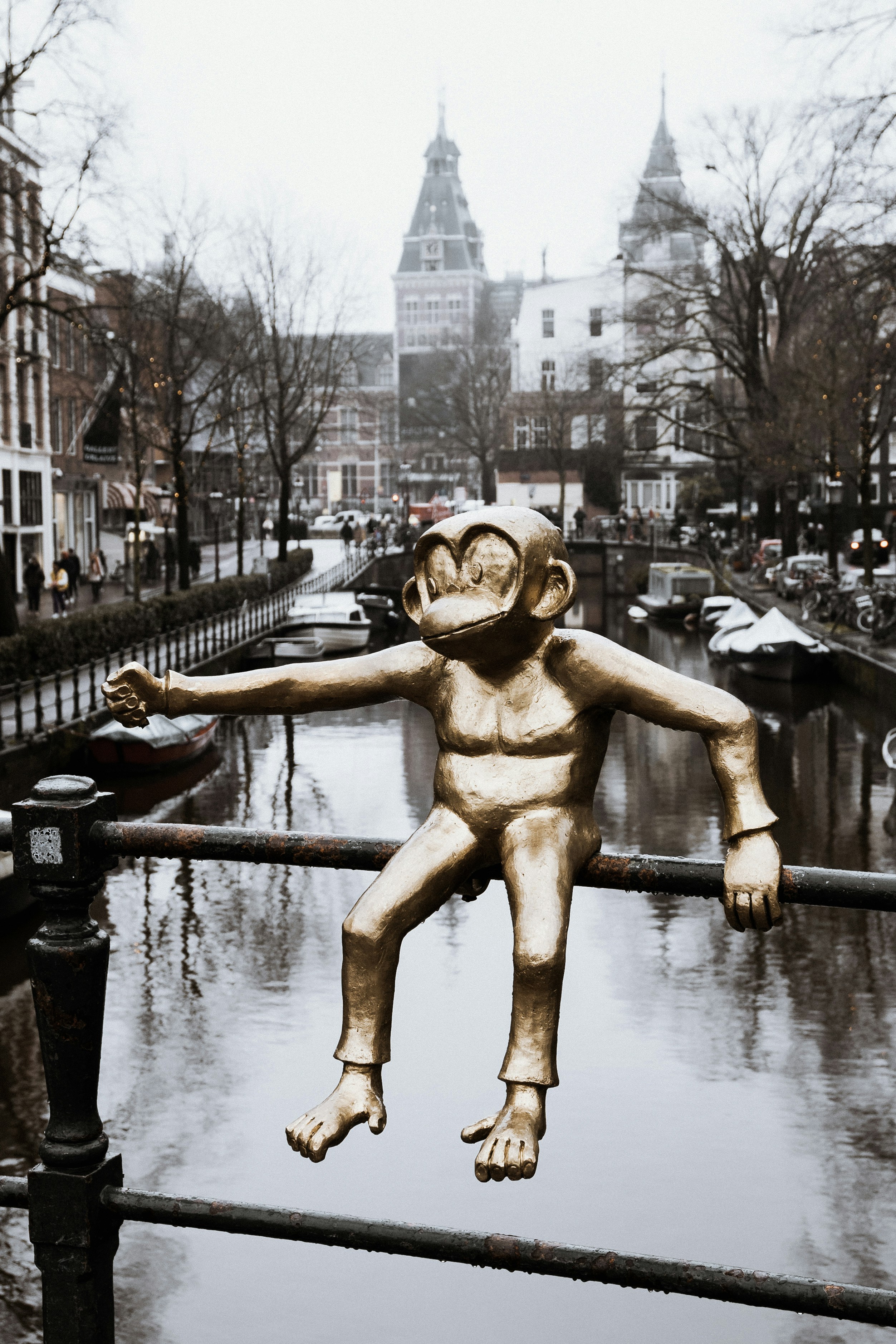 Eine Statue eines Affen, der auf einer Schiene sitzt