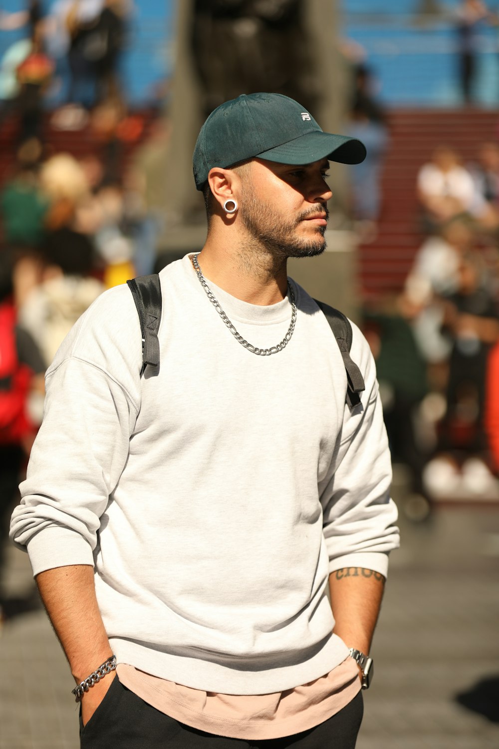 Un hombre con una mochila y una gorra de béisbol