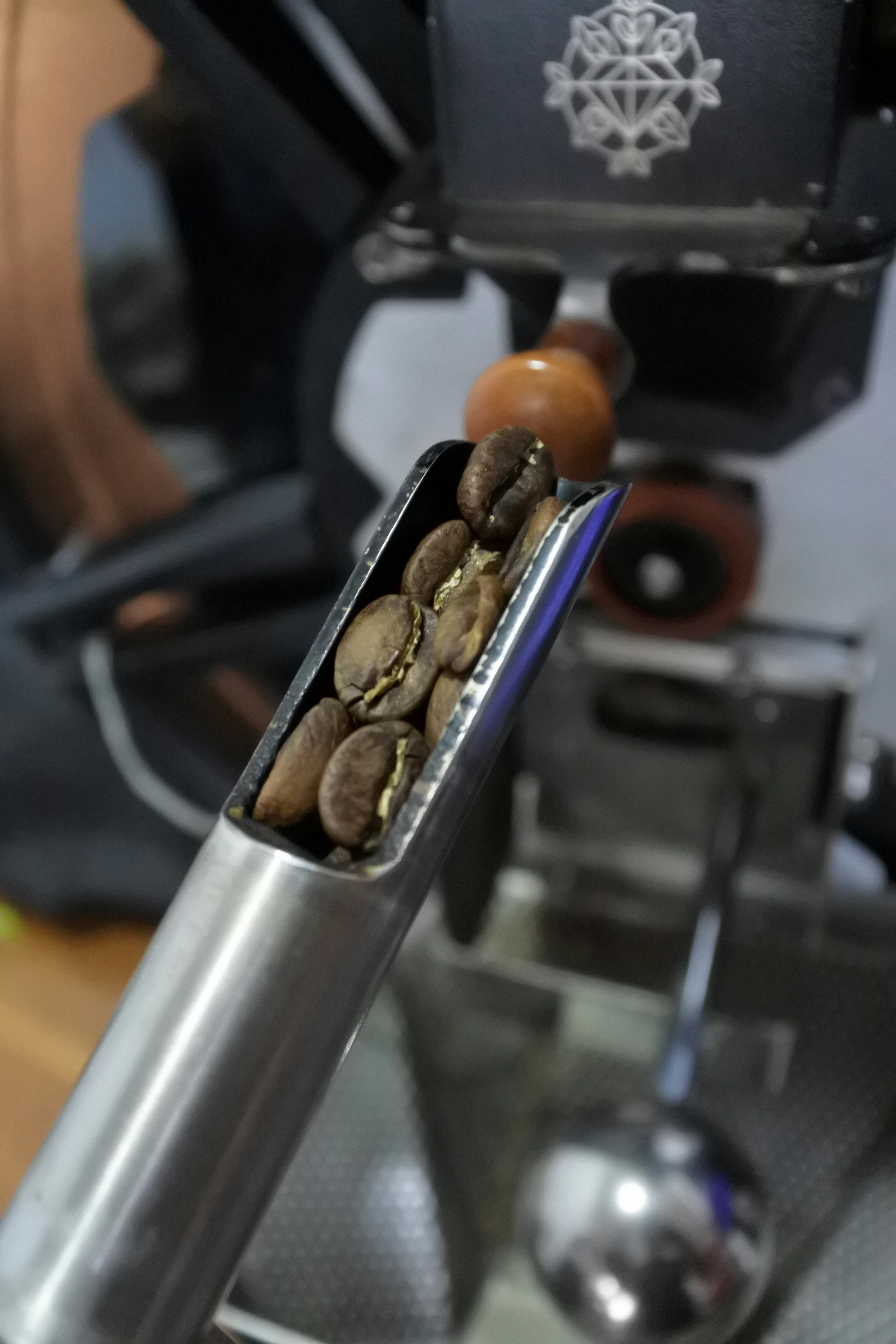 un molinillo de café lleno de granos de café