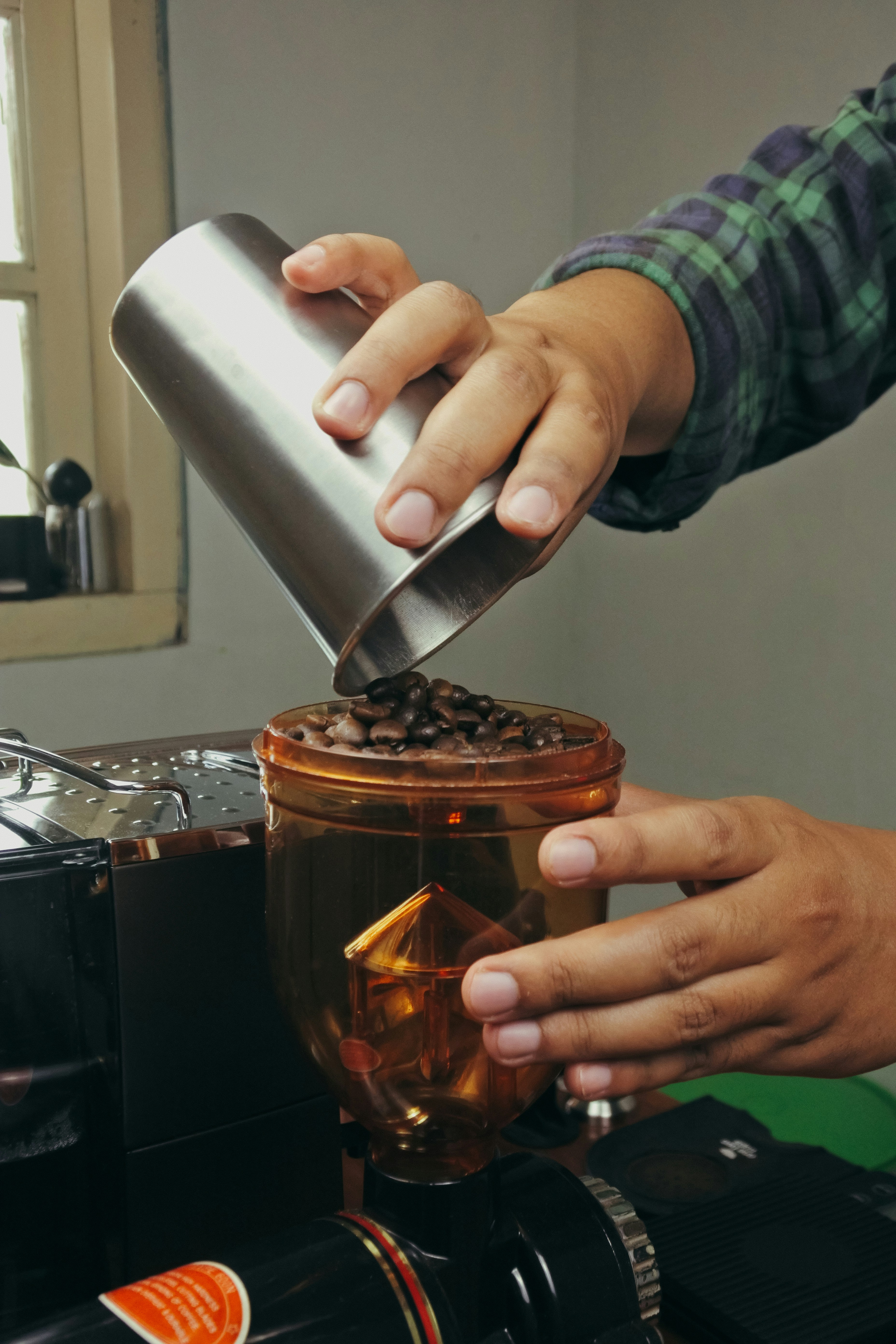 una persona vertiendo café en una taza