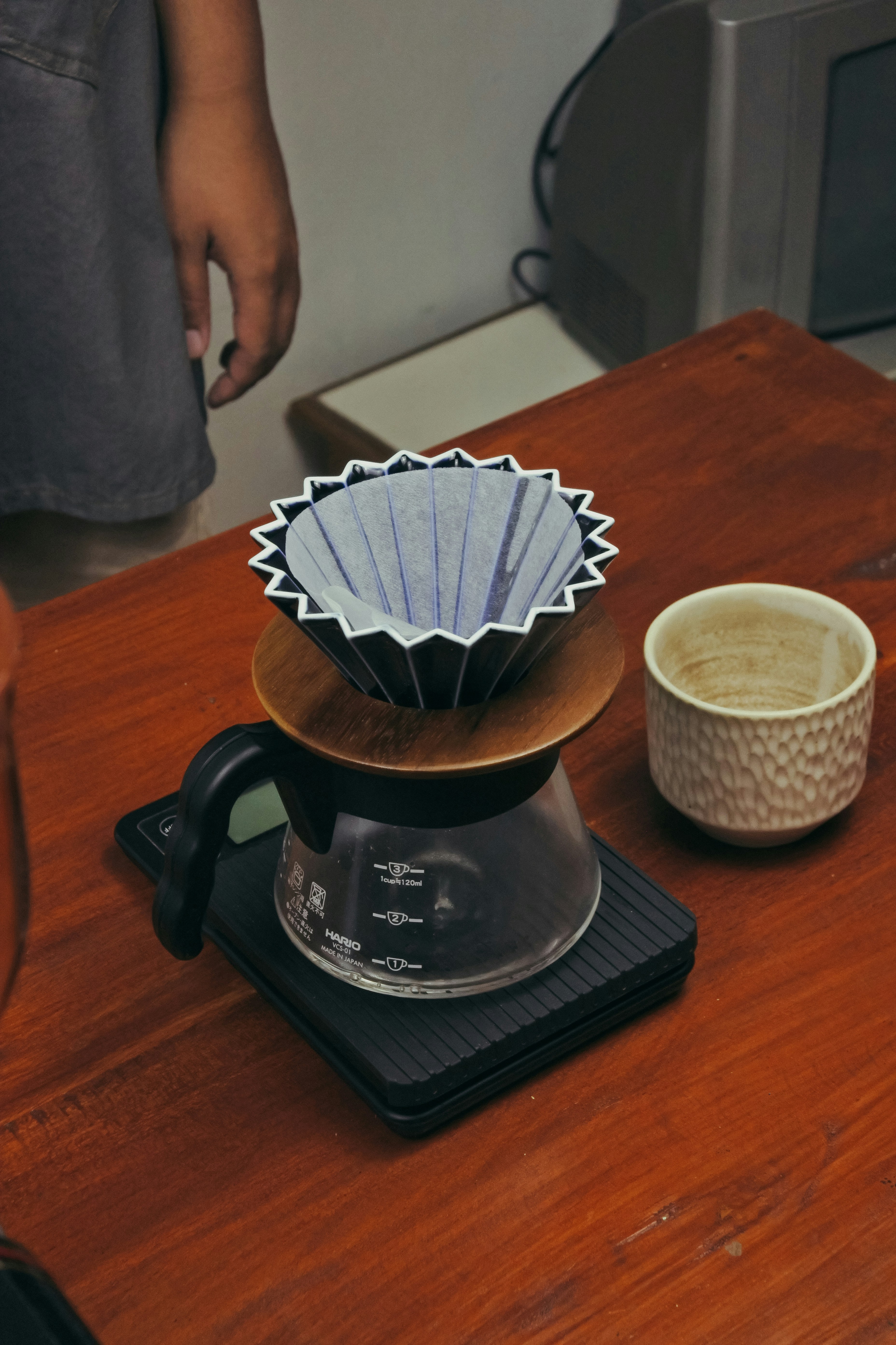 una mesa de madera cubierta con una taza de café