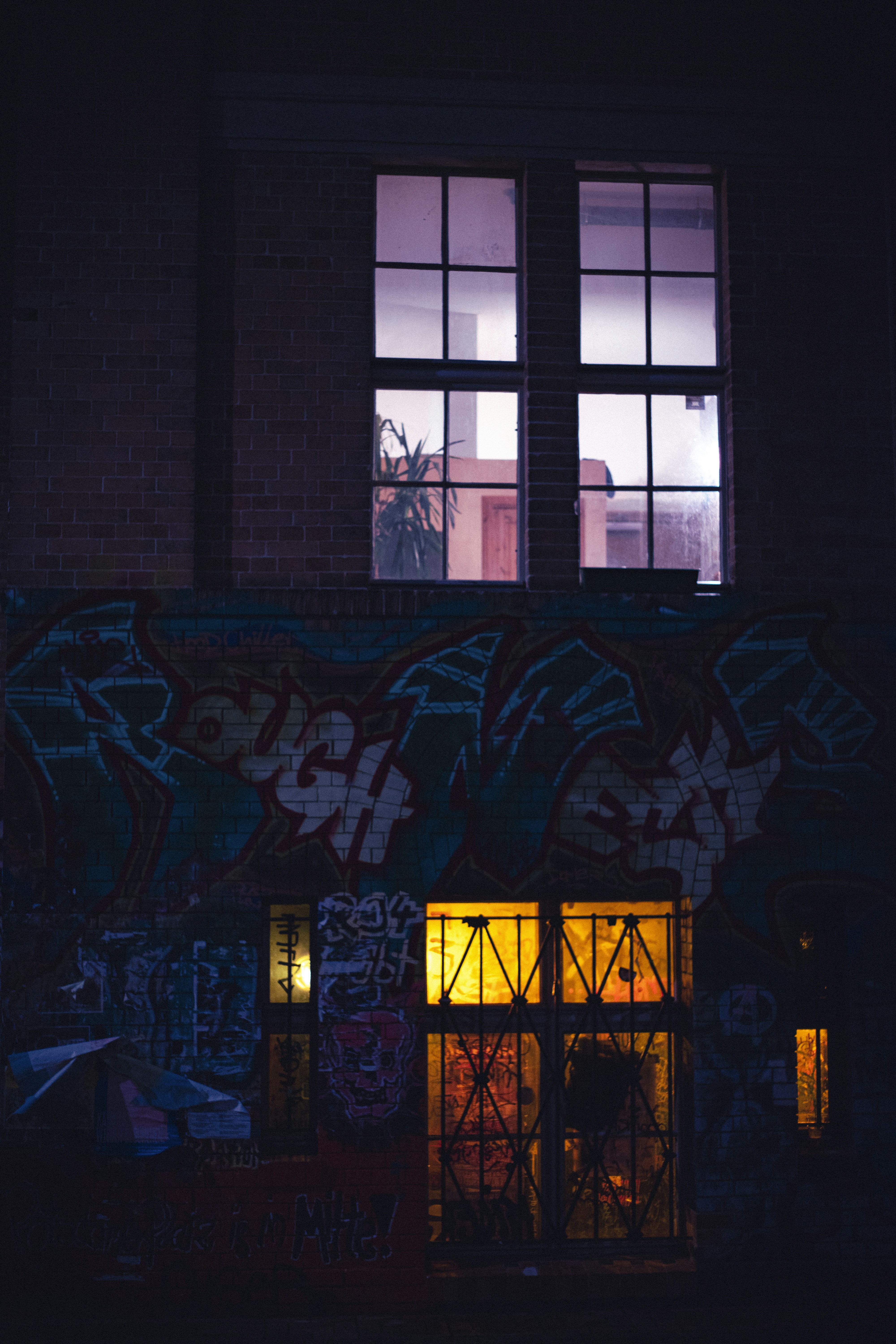 a building that has some graffiti on it