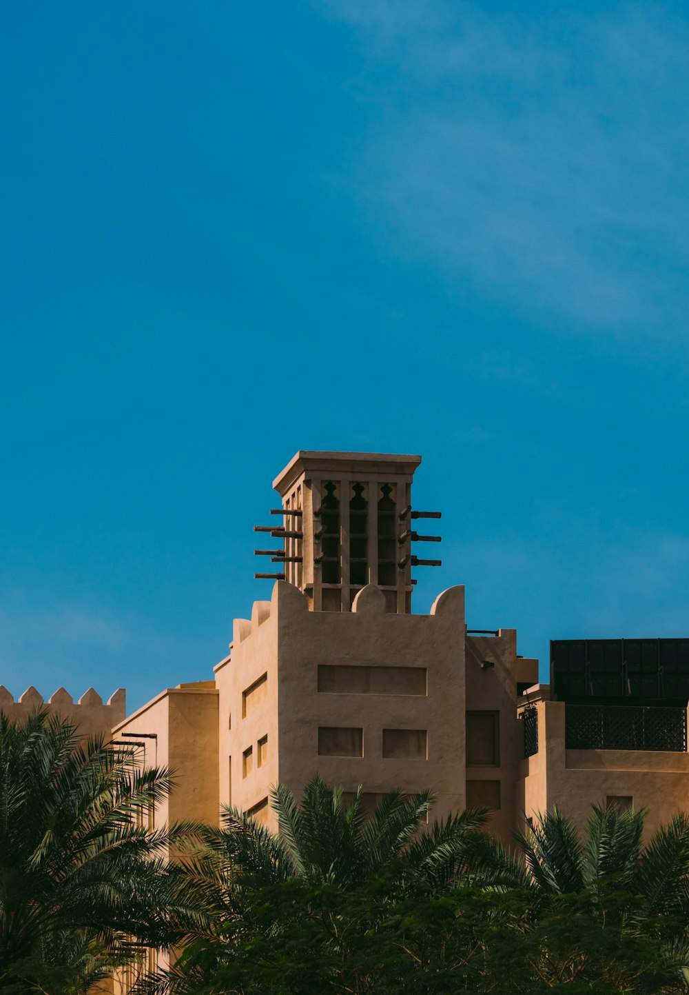 Ein hohes Gebäude mit einer Uhr auf der Spitze