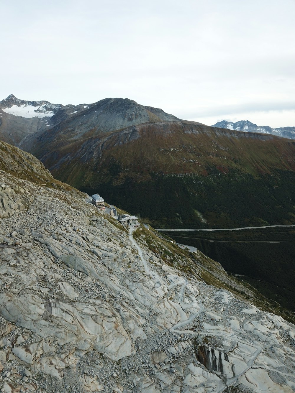 Una vista de una montaña rocosa con un cable que la atraviesa
