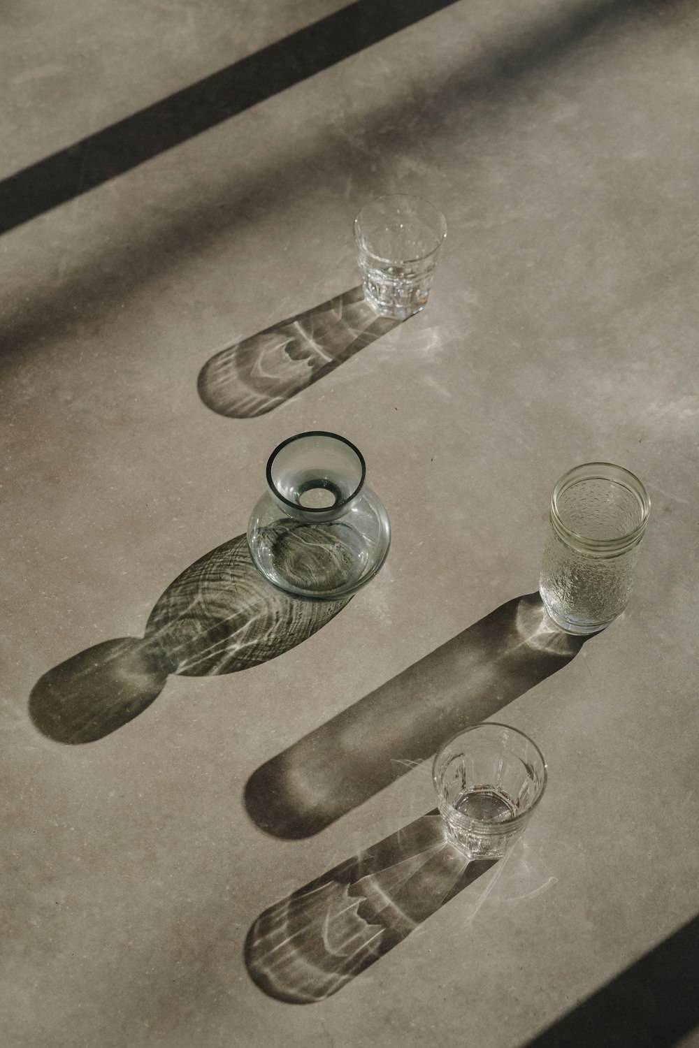Un gruppo di bicchieri vuoti seduti sopra un tavolo