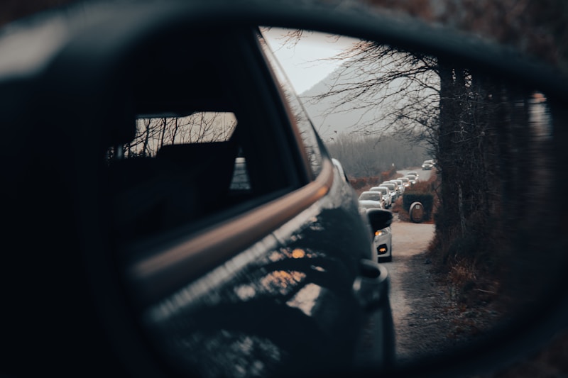 Rétroviseur reflétant des voitures garées dans un parking