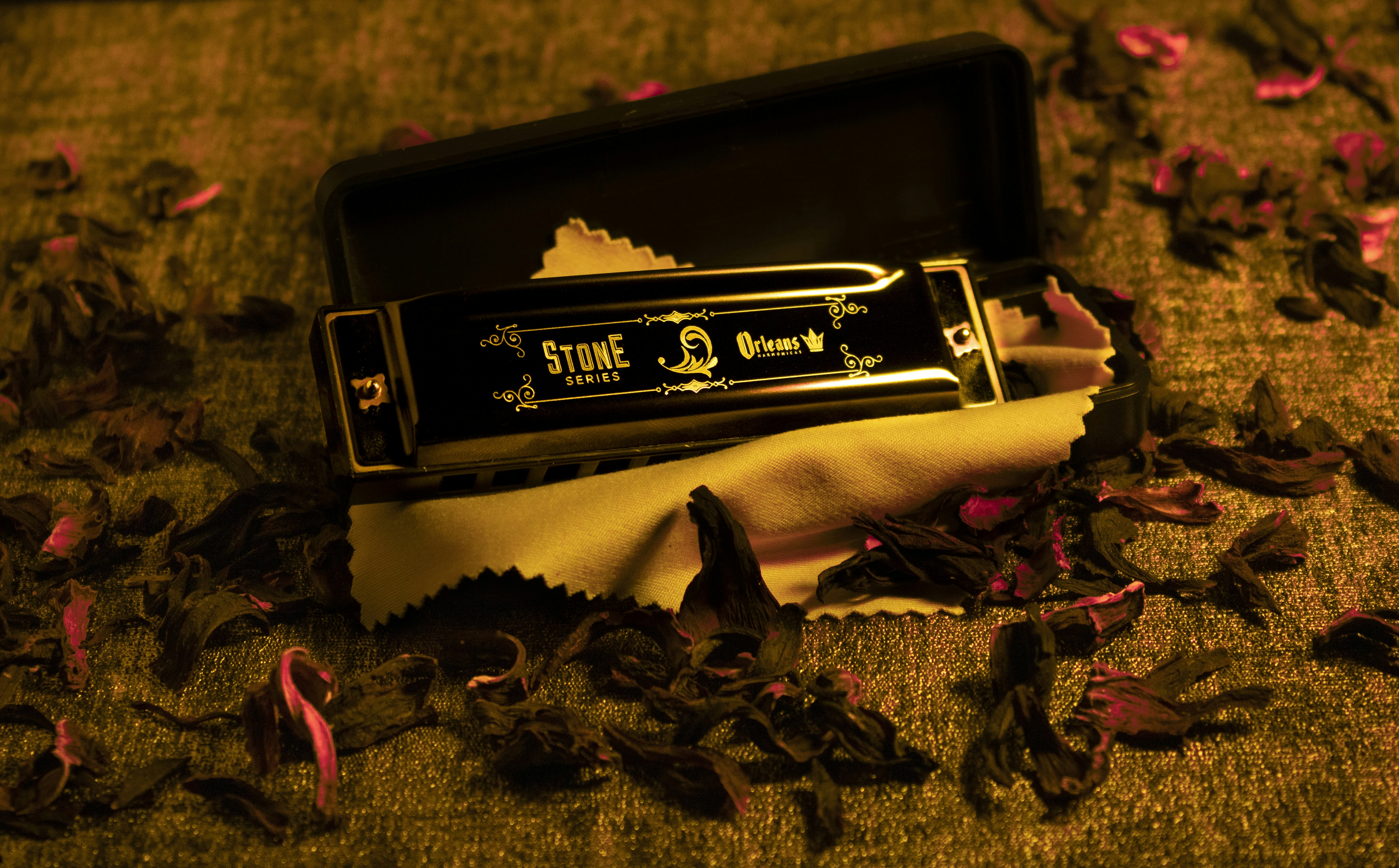 eine schwarze Box mit schwarzem Griff auf einem Tisch