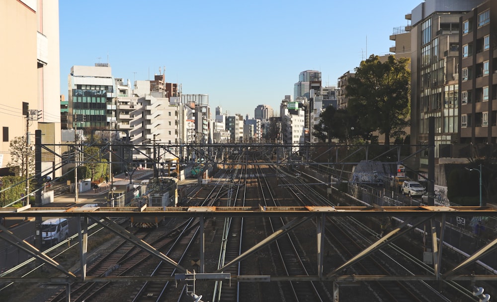 une voie ferrée traversant une ville avec de grands immeubles