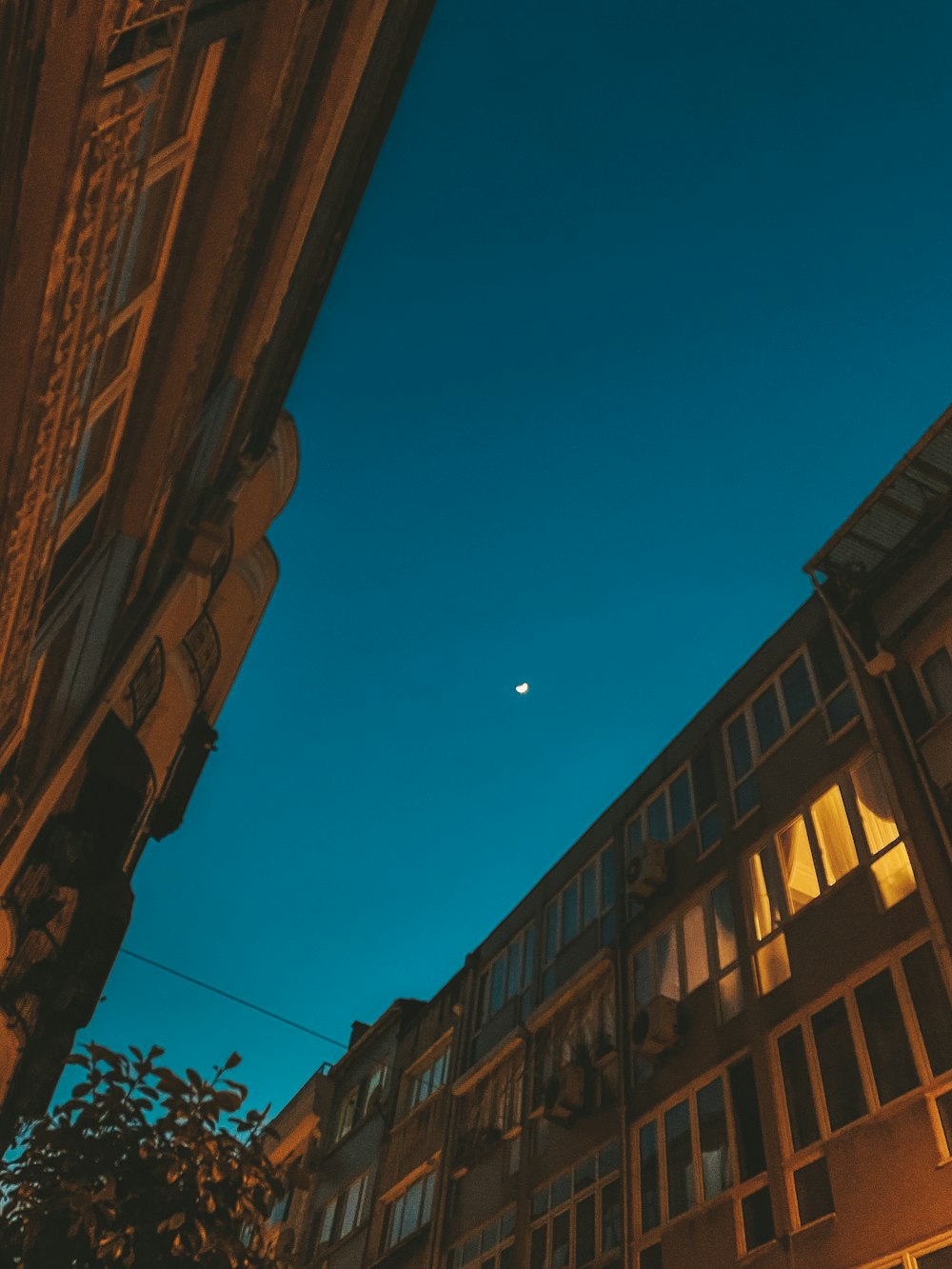 Un edificio con una mezza luna nel cielo