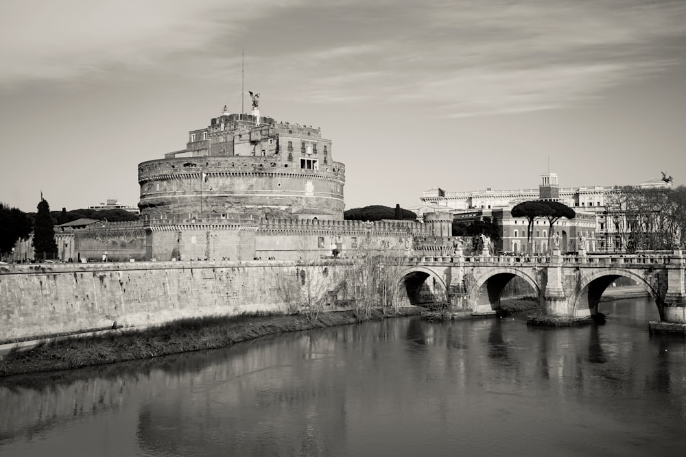 uma foto em preto e branco de uma ponte e um castelo
