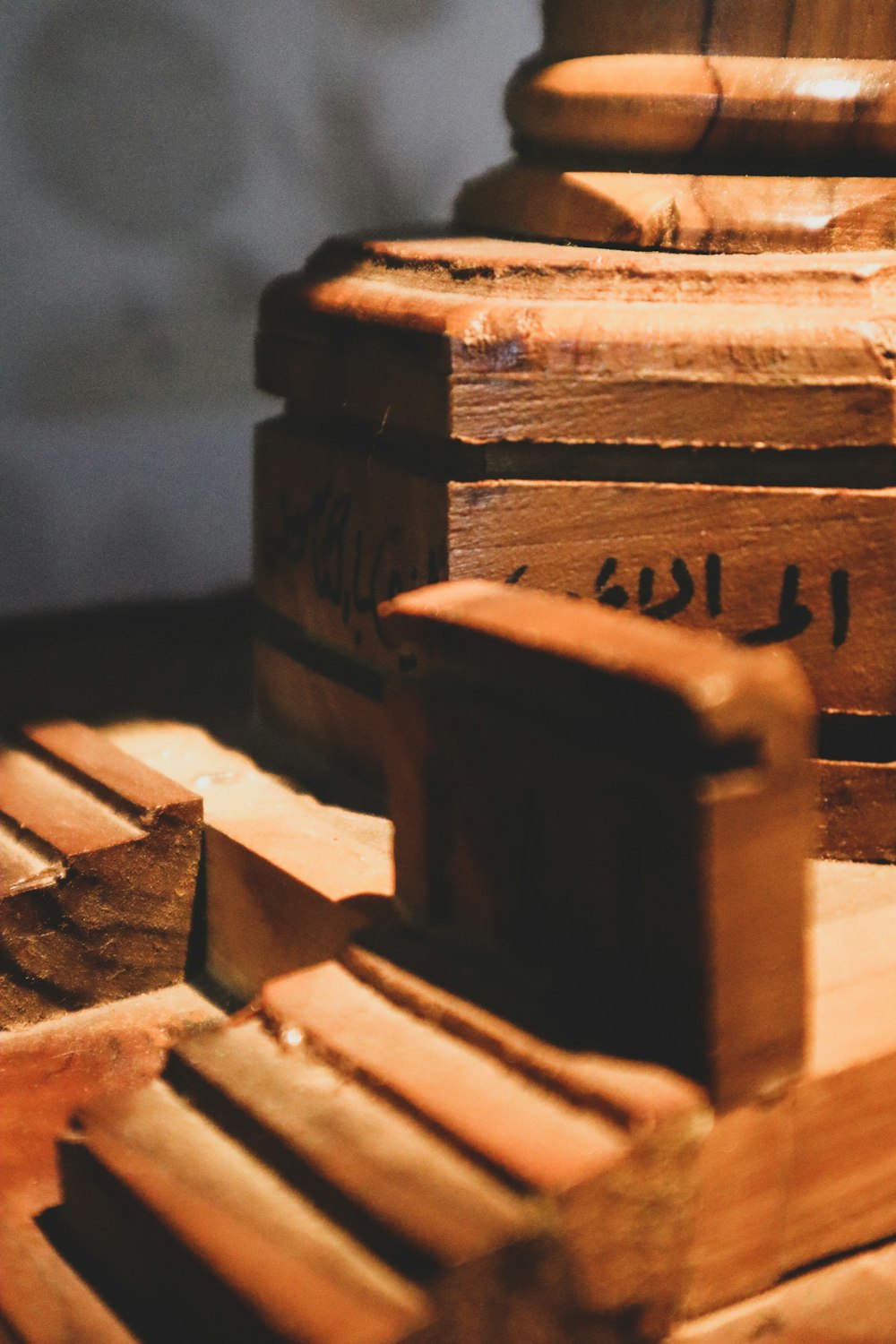 uma pilha de caixas de madeira sentadas em cima de uma mesa