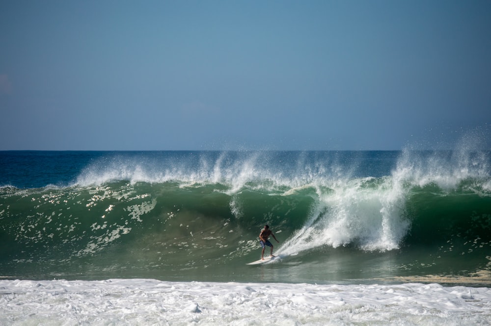 Un homme chevauchant une vague sur une planche de surf