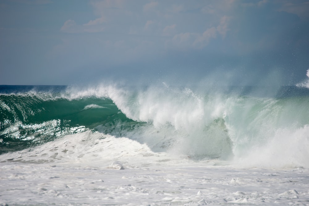 Eine große Welle stürzt an das Ufer des Ozeans