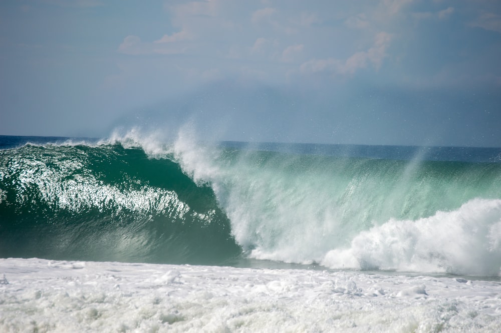 una persona che cavalca una tavola da surf su un'onda nell'oceano