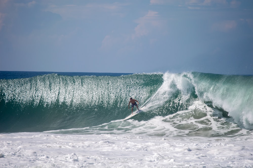 Ein Mann reitet auf einer Welle auf einem Surfbrett