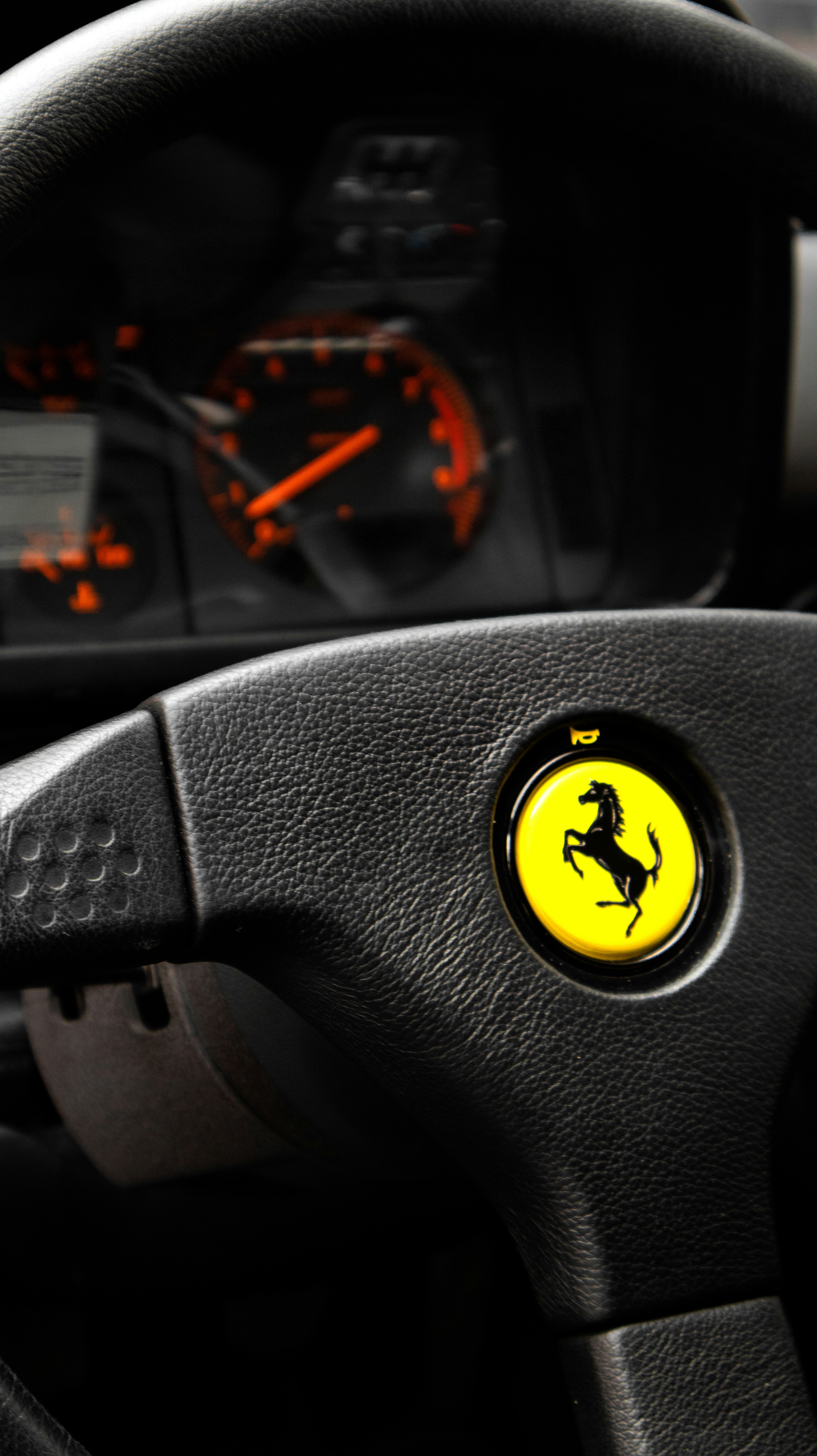 um close up de um volante e painel de um carro