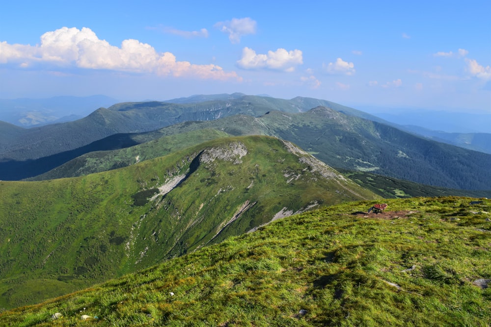 Una vista de una cadena montañosa desde la cima de una colina