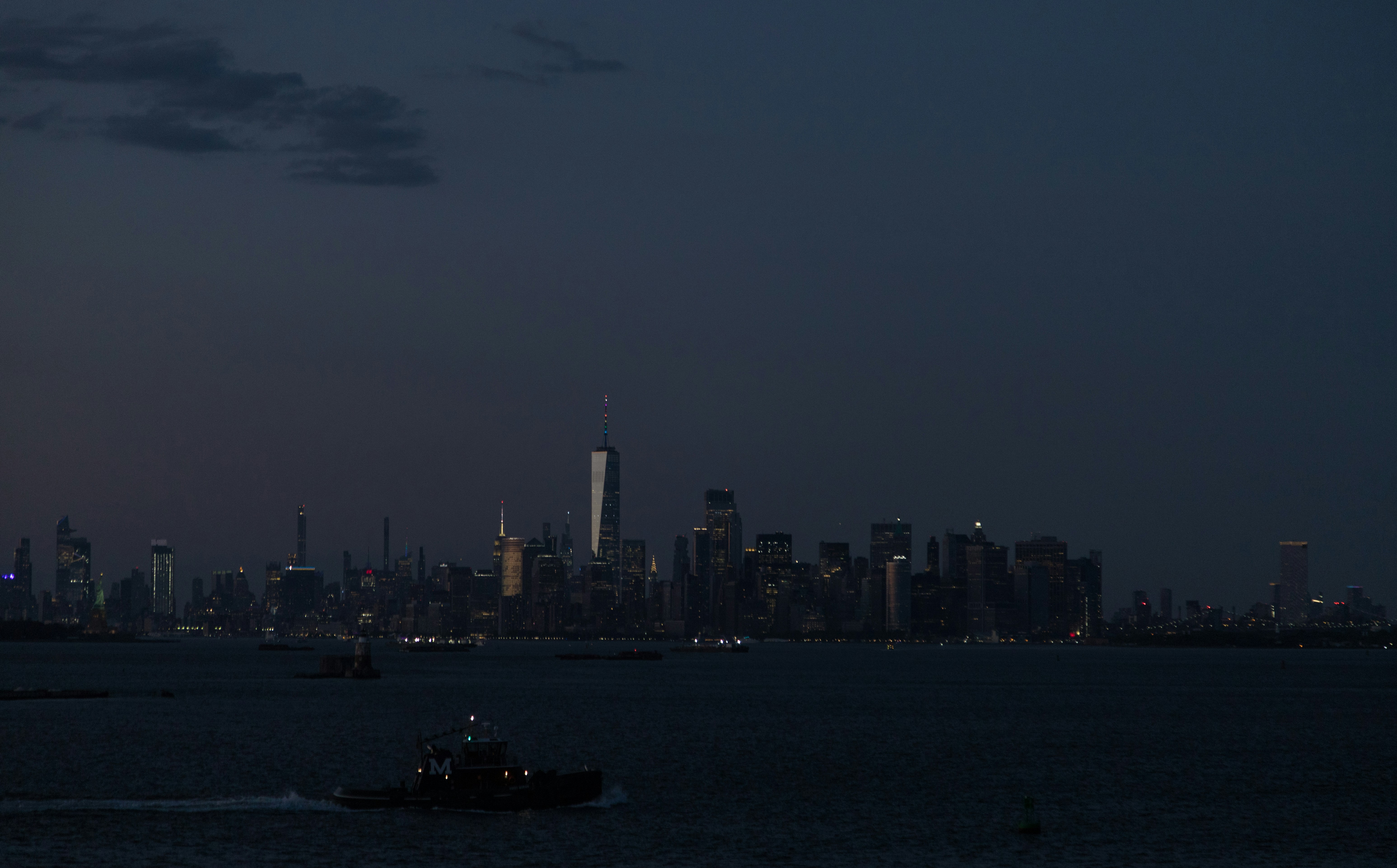 Ein Boot im Wasser mit einer Stadt im Hintergrund