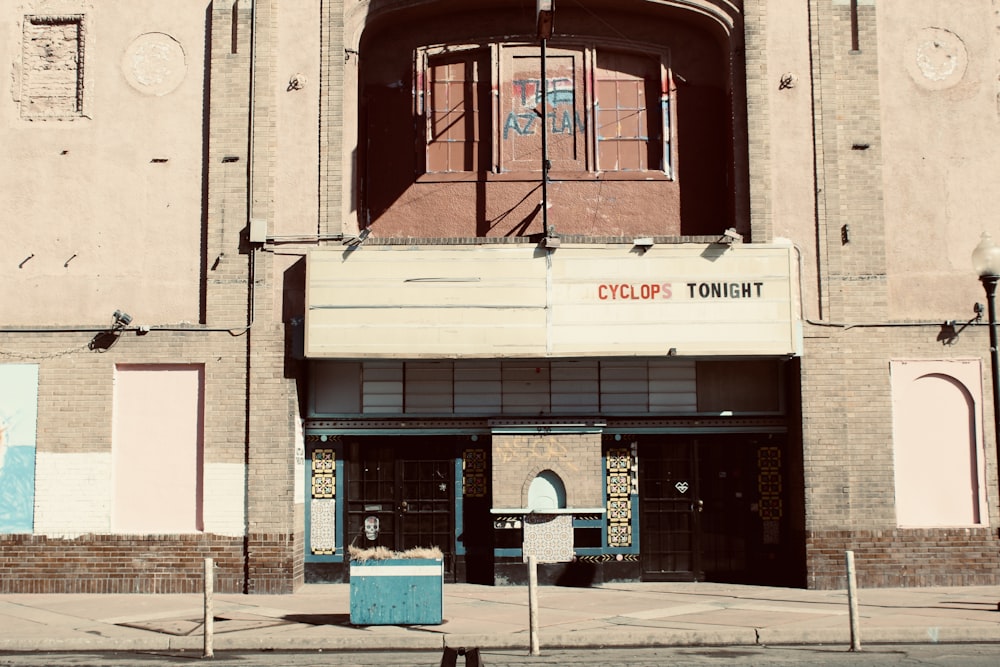 un edificio alto con un cartello di fronte ad esso