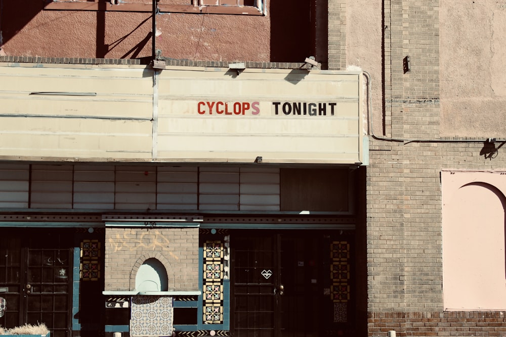 Un edificio con un cartello che dice Cylops stasera