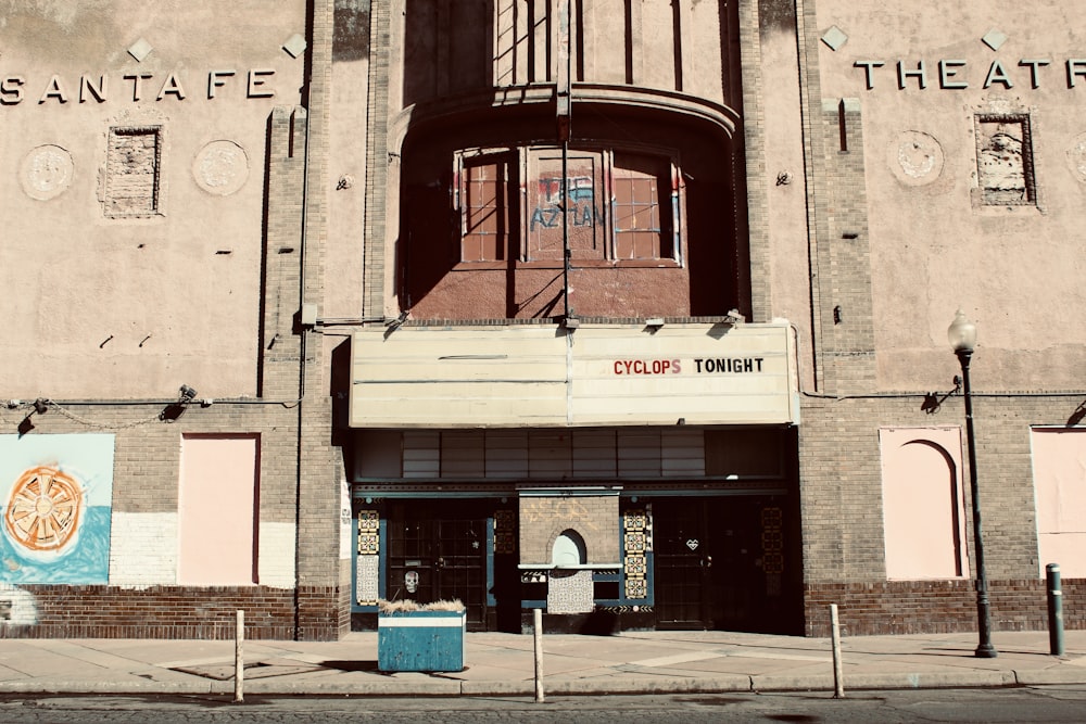 Un edificio con un cartello che dice San Francisco Theatre